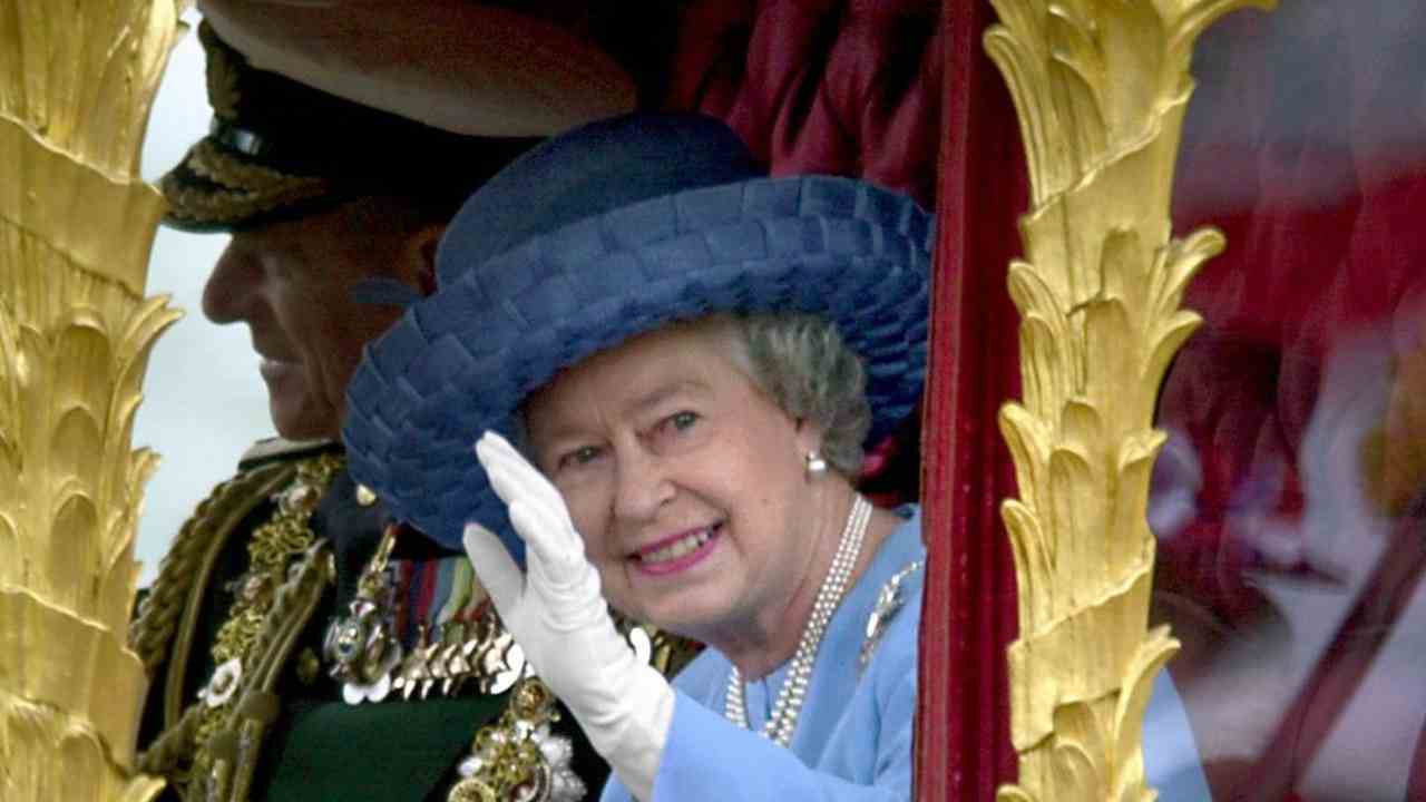 Regina Elisabetta II com'è vestita nella bara 