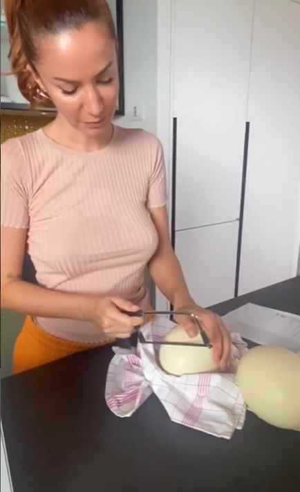 Andrea Delogu taglia uovo struzzo