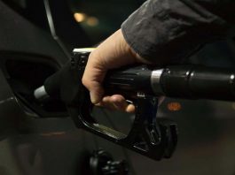 Benzina calo prezzi carburanti