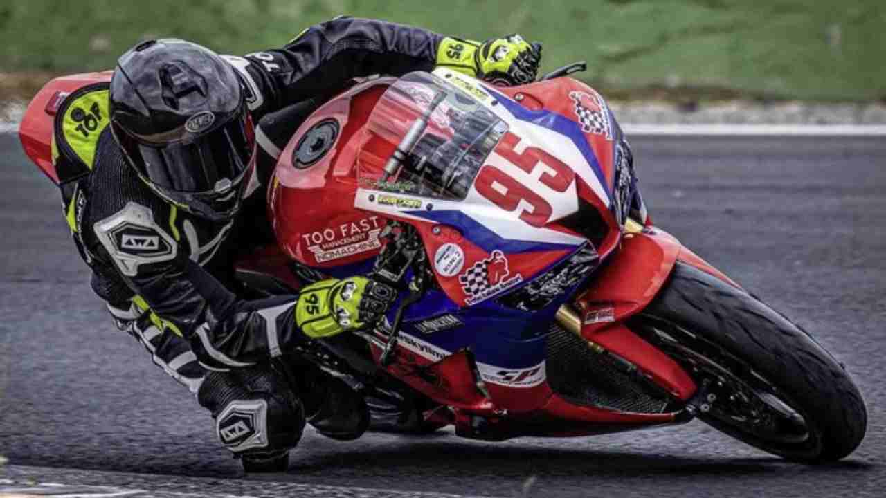 Esposto in moto circuito 