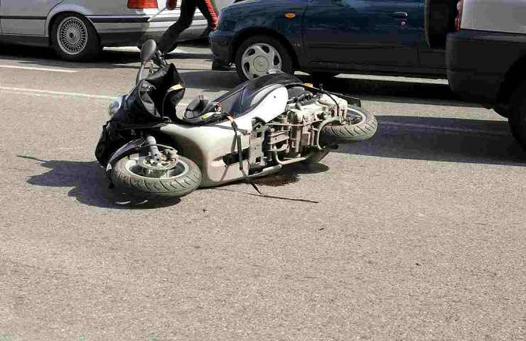 Pomezia incidente scooter morto 61enne incrocio