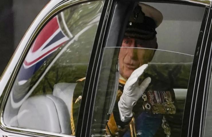 Re Carlo III in auto foto