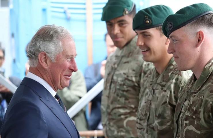 Re Carlo III con i Royal Marines saluto