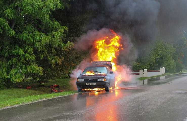 Auto in fiamme novara 