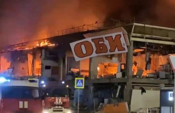 Centro commerciale incendio 