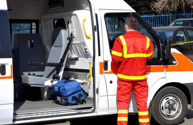 Mortara uomo trovato morto auto