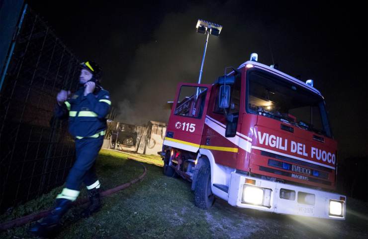 Roma incendio abitazione morto uomo feriti moglie figlio