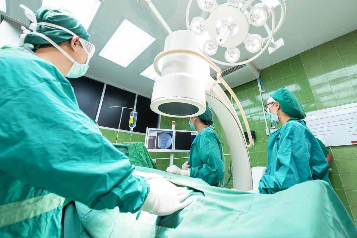 Sala operatoria rimozione tumore