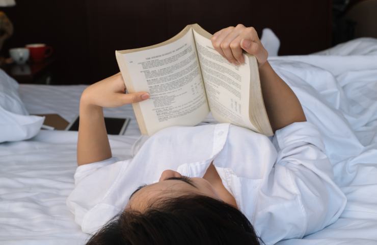 leggere un libro a letto aiuta a conciliare il sonno 