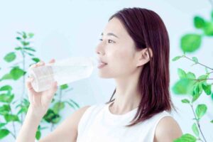 donna che beve acqua