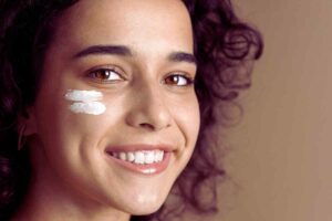 Protezione solare in inverno: il motivo per cui la tua crema idratante non basta.